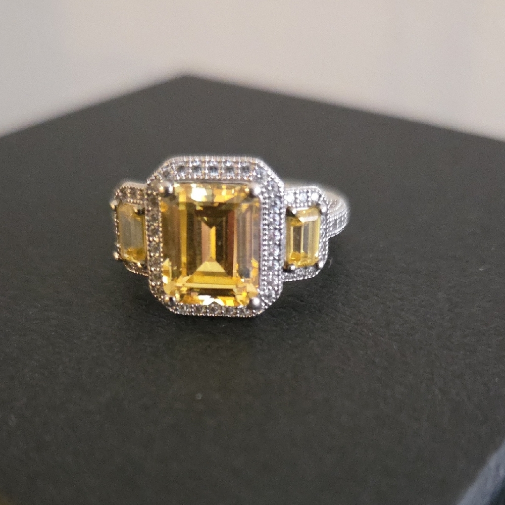 Elegant Silver and Yellow Gemstone Ring